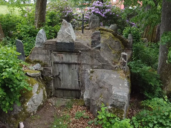 Dolt mausoleum i skogen nära Östanå bruk